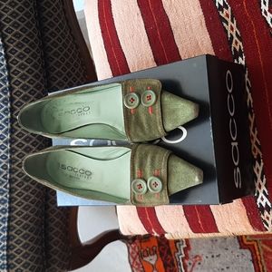 Funky green suede kitten heel